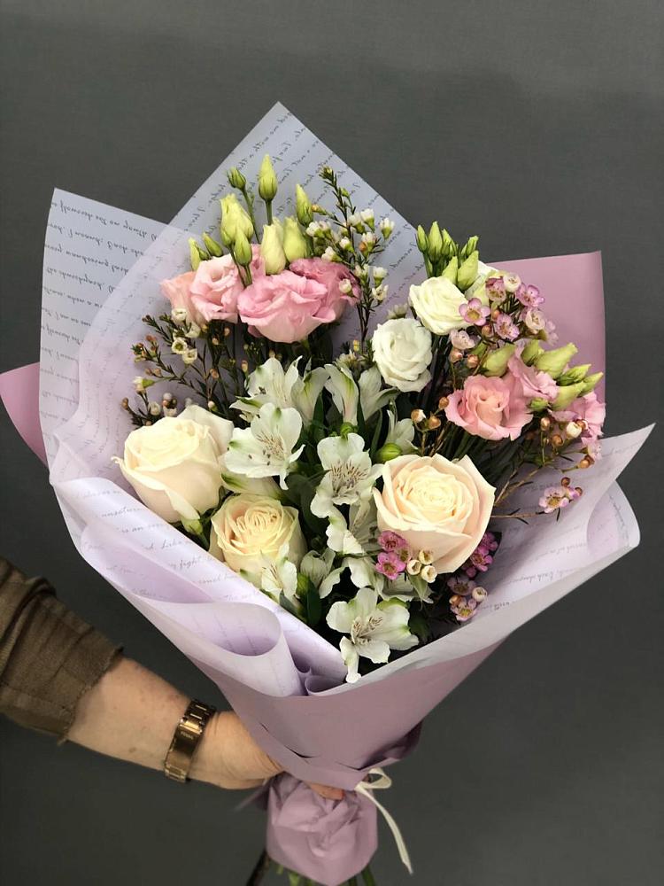 Букет цветов из: Альстромерии, Розы и Лизиантусы в Троицкий