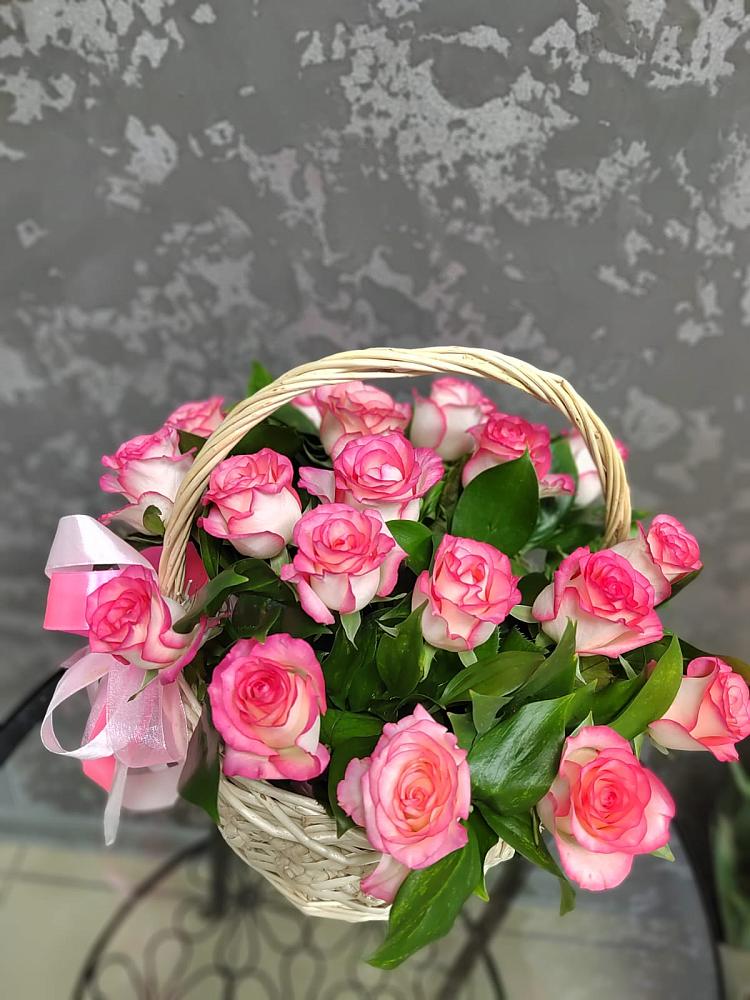 Цветочная композиция из Розы в корзине в Троицкий
