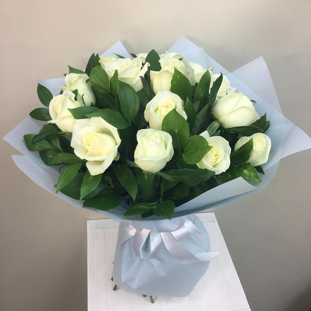 Букет 15 Белых роз Проуд в Троицкий