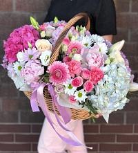 Цветочная композиция из Розы, Хризантемы, Пионы и Лизиантусы в корзине в Троицкий