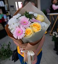 Букет цветов из:  Герберы, Розы и Хризантемы в Троицкий