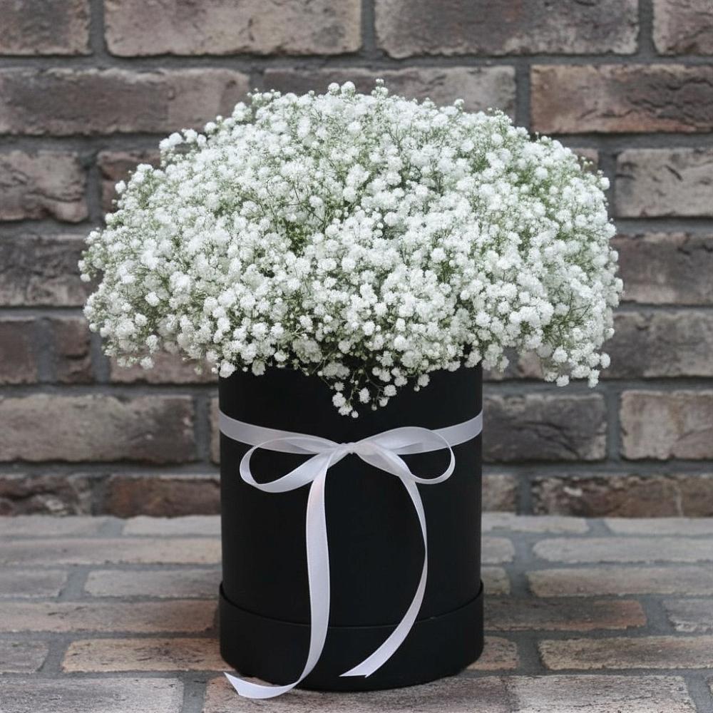 Цветочная композиция из Гипсофила в шляпной коробке в Троицкий