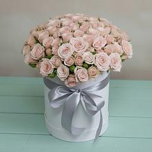 Цветочная композиция из Розы в шляпной коробке в Троицкий