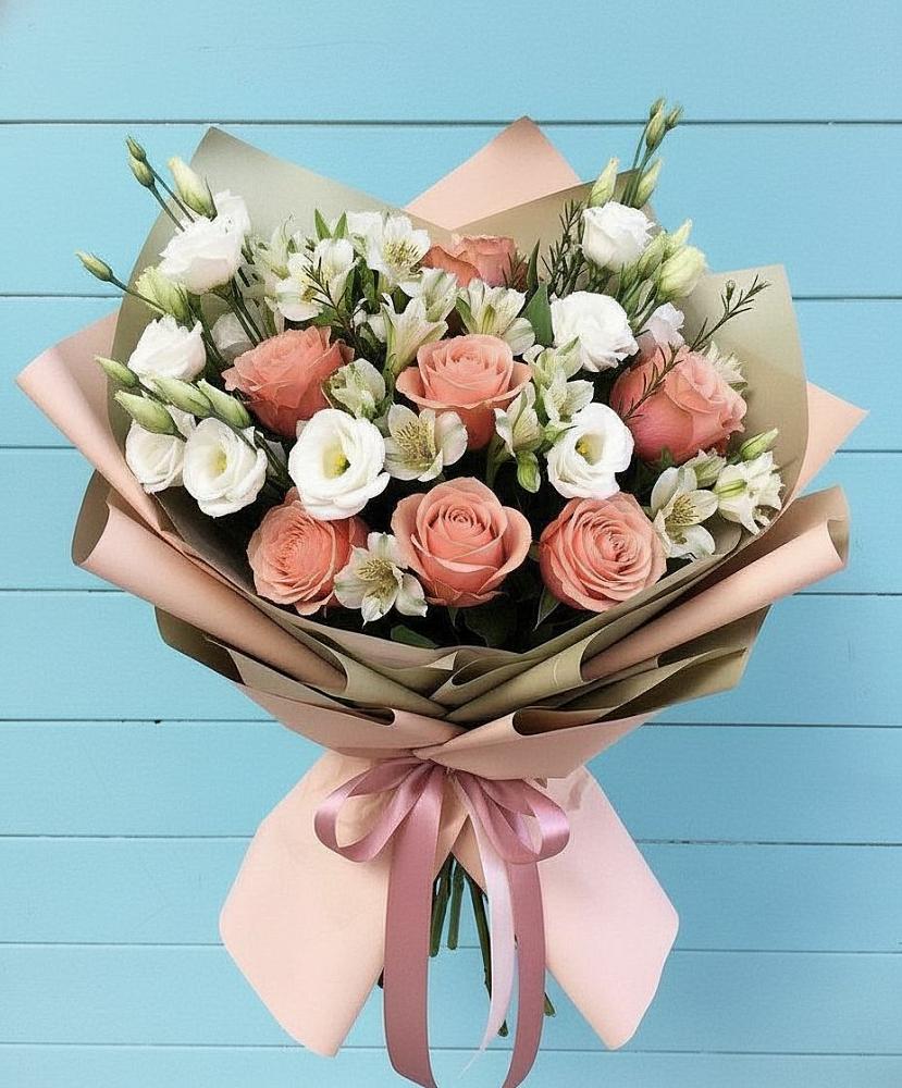 Букет цветов из: Розы, Альстромерии и Лизиантусы в Троицкий