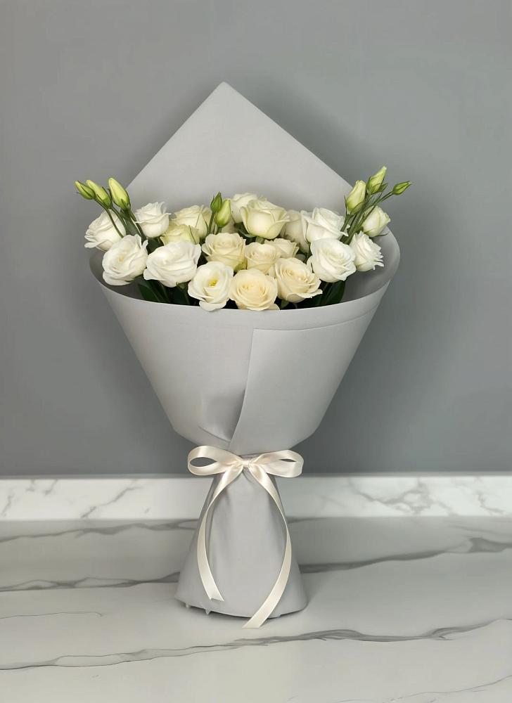 Букет цветов из: Розы и Лизиантусы в Троицкий