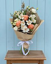 Букет цветов из:  Альстромерии, Лизиантусы, Розы и Хризантемы в Троицкий