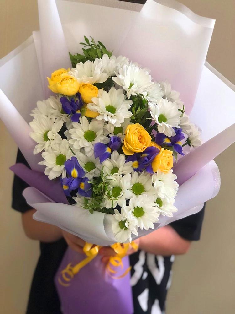 Букет цветов из: Ирисы, Хризантемы и Розы в Троицкий