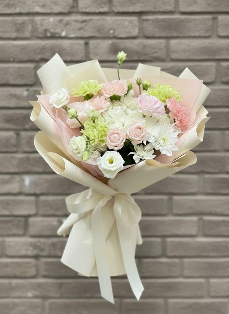 Букет цветов из: Гвоздики, Розы, Лизиантусы и Хризантемы в Троицкий