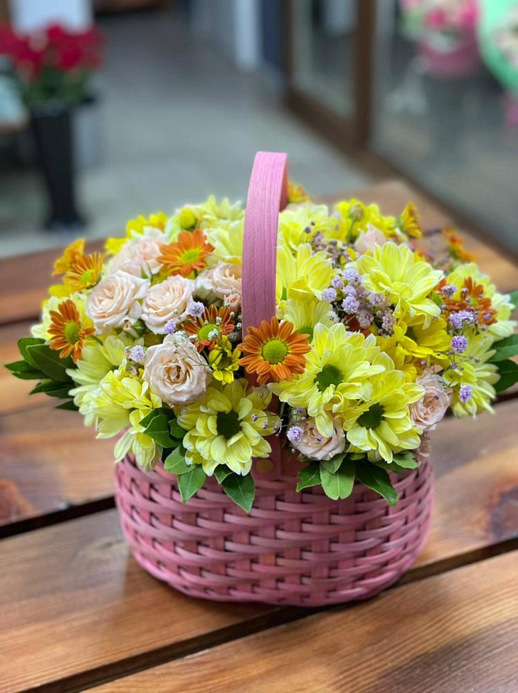 Цветочная композиция из Хризантемы и Розы в корзине в Троицкий