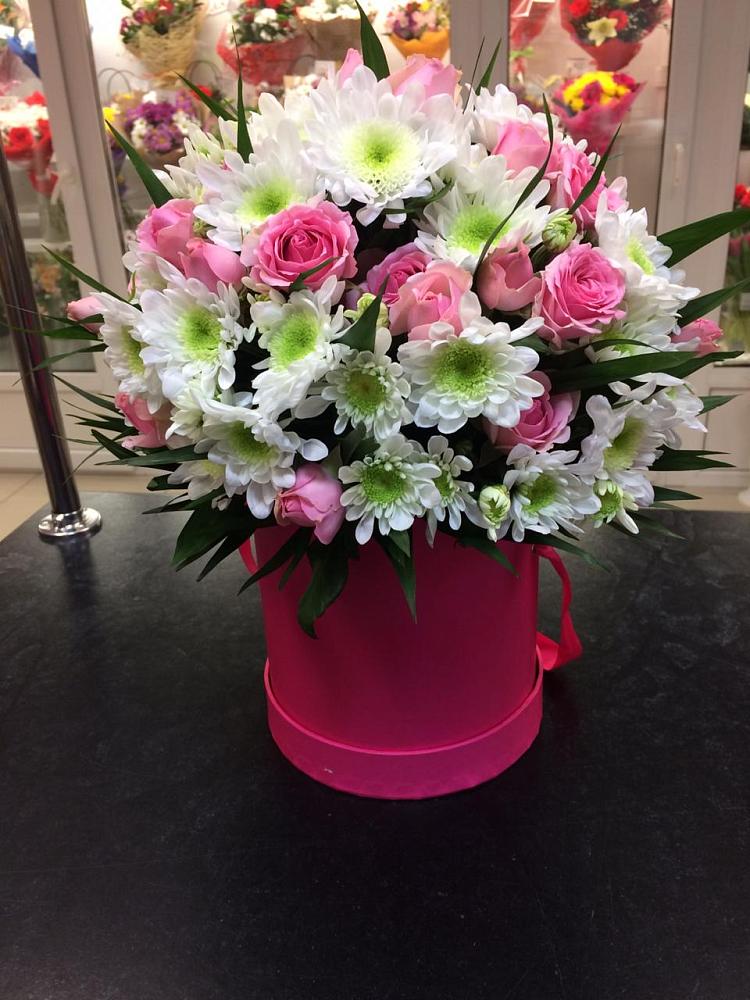 Цветочная композиция из Розы и Хризантемы в шляпной коробке в Троицкий