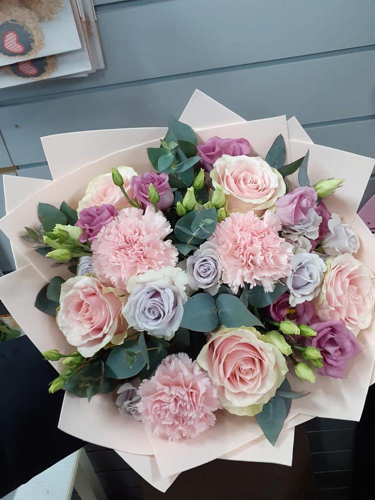 Букет цветов из: Розы, Гвоздики и Лизиантусы в Троицкий