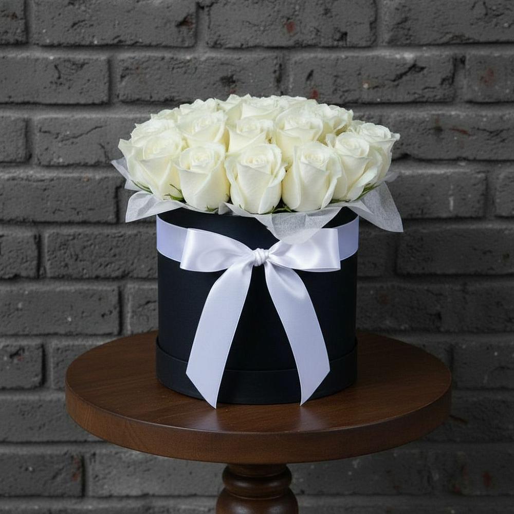 Цветочная композиция из Розы в шляпной коробке в Троицкий