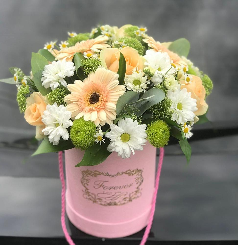 Цветочная композиция из Розы, Герберы и Хризантемы в шляпной коробке в Троицкий