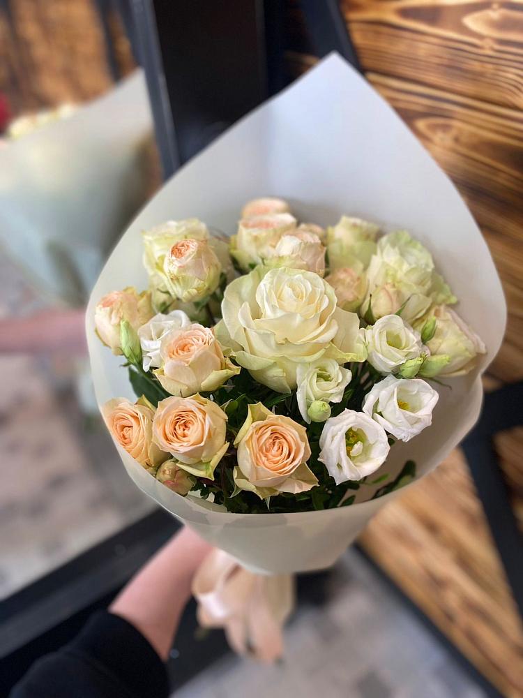 Букет цветов из: Розы и Лизиантусы в Троицкий