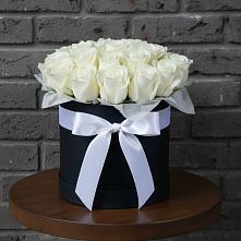 Цветочная композиция из Розы в шляпной коробке в Троицкий